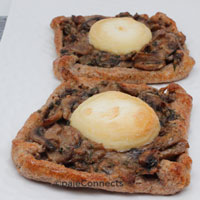 Croûtes aux champignons et crottin de chèvre IG bas